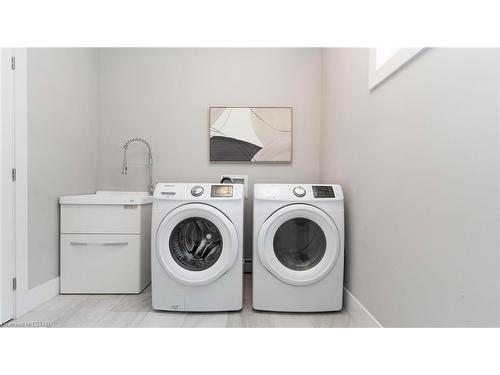 2147 Bakervilla Street, London, ON - Indoor Photo Showing Laundry Room