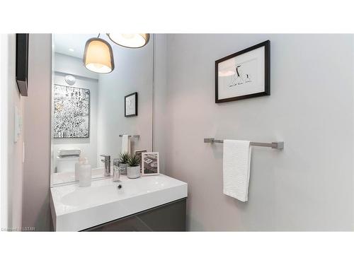 2147 Bakervilla Street, London, ON - Indoor Photo Showing Bathroom