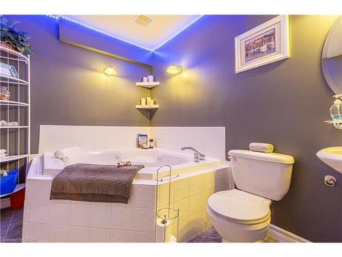 228 Oldham Street, London, ON - Indoor Photo Showing Bathroom