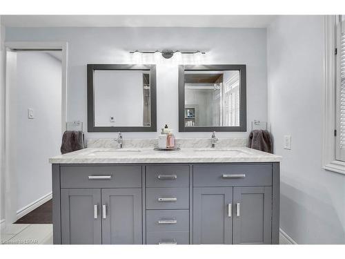 614 Grand View Avenue, London, ON - Indoor Photo Showing Bathroom