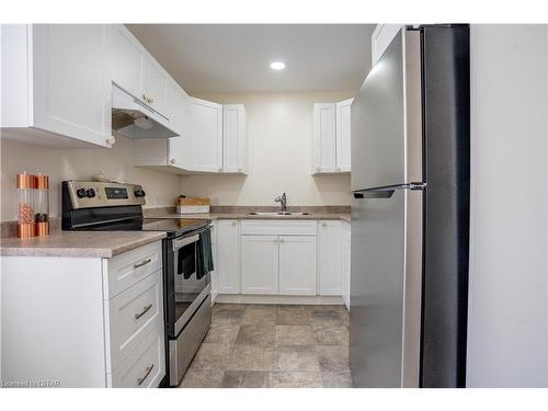 209 Murray St Street, Wallaceburg, ON - Indoor Photo Showing Kitchen With Double Sink