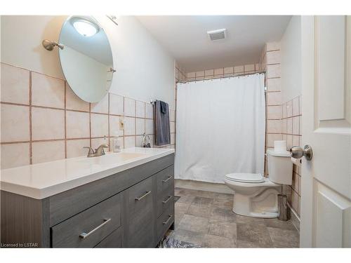 209 Murray St Street, Wallaceburg, ON - Indoor Photo Showing Bathroom