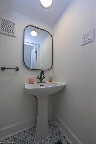 929 Colborne Street, London, ON - Indoor Photo Showing Bathroom