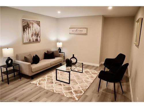 1732 Riverbend Road, London, ON - Indoor Photo Showing Living Room