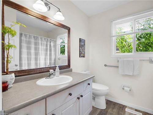 1735 Jubilee Drive, London, ON - Indoor Photo Showing Bathroom