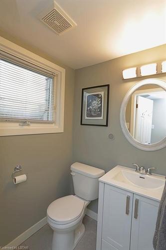 10 Oregon Road, London, ON - Indoor Photo Showing Bathroom