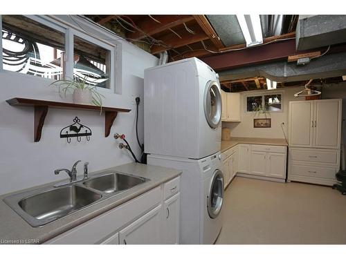 10 Oregon Road, London, ON - Indoor Photo Showing Laundry Room
