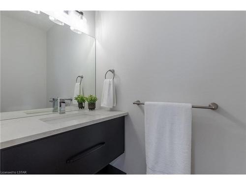 6378 Heathwoods Avenue, London, ON - Indoor Photo Showing Bathroom