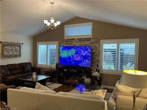 1742 Ennismore Crescent, London, ON - Indoor Photo Showing Living Room