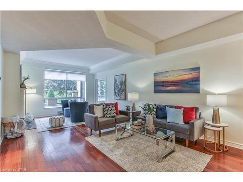 211-250 Sydenham Street, London, ON - Indoor Photo Showing Living Room