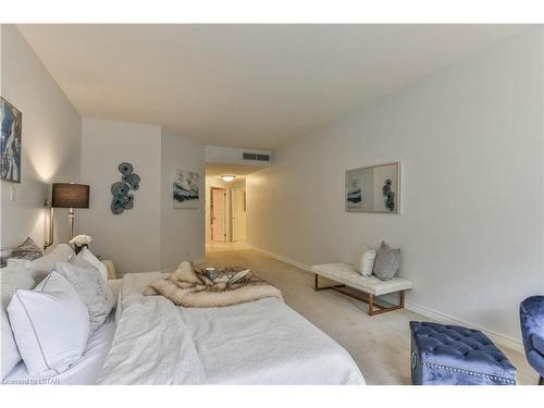 211-250 Sydenham Street, London, ON - Indoor Photo Showing Bedroom