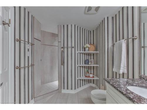 211-250 Sydenham Street, London, ON - Indoor Photo Showing Bathroom