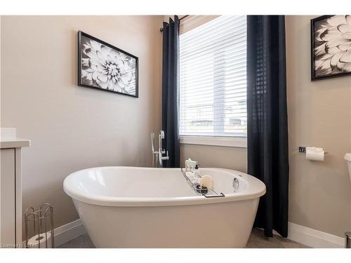 6485 Crown Grant Road, London, ON - Indoor Photo Showing Bathroom