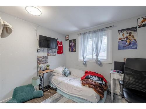 58 Winding Way, London, ON - Indoor Photo Showing Bedroom