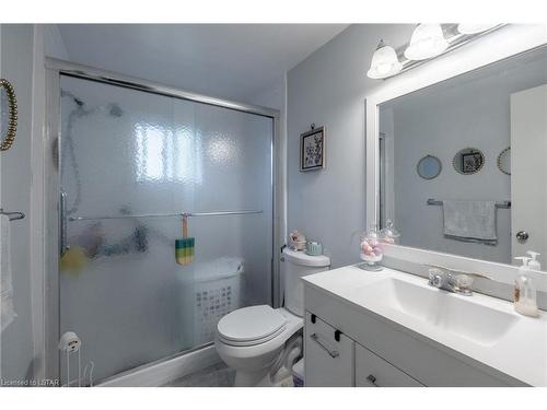 58 Winding Way, London, ON - Indoor Photo Showing Bathroom