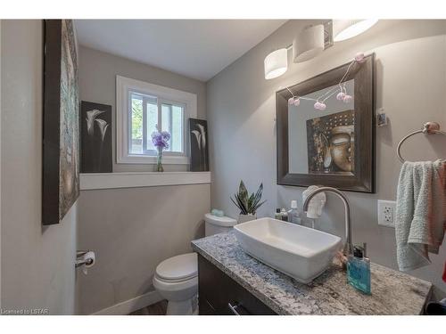 58 Winding Way, London, ON - Indoor Photo Showing Bathroom