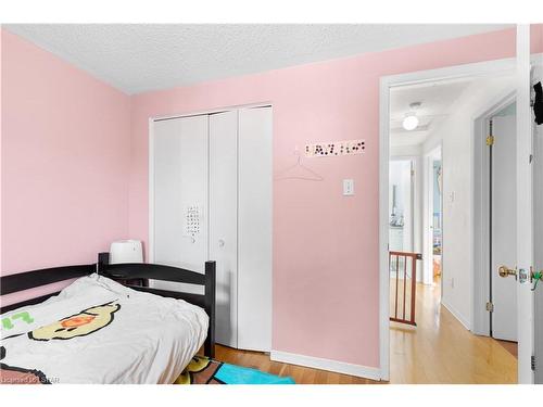 502 Norfolk Place, London, ON - Indoor Photo Showing Bedroom