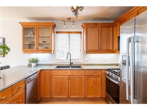 476 Cardigan Drive, London, ON - Indoor Photo Showing Kitchen With Double Sink