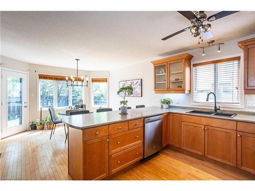 476 Cardigan Drive, London, ON - Indoor Photo Showing Kitchen With Double Sink