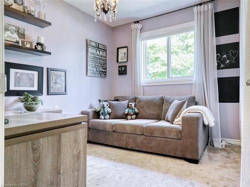 2 Stoneycreek Crescent, London, ON - Indoor Photo Showing Living Room