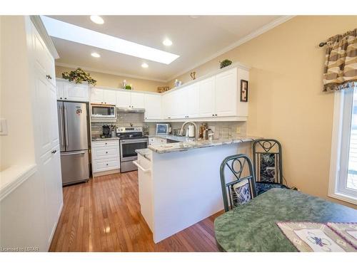 26-681 Commissioners Road W, London, ON - Indoor Photo Showing Kitchen With Upgraded Kitchen