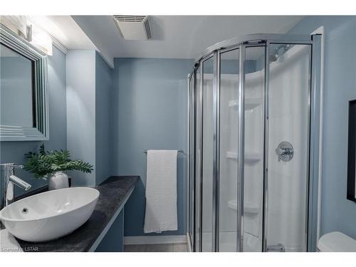 39 Wimbledon Court, London, ON - Indoor Photo Showing Bathroom