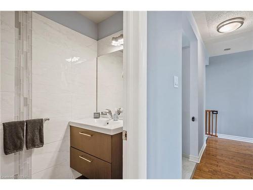 539 Rosecliffe Terrace, London, ON - Indoor Photo Showing Bathroom