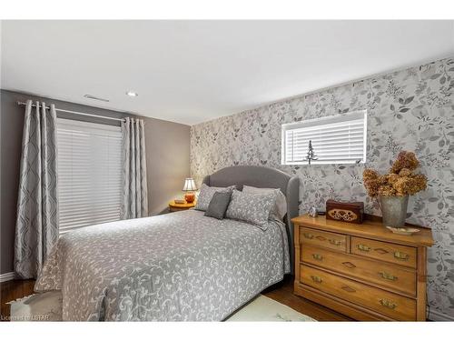 539 Rosecliffe Terrace, London, ON - Indoor Photo Showing Bedroom