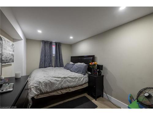 58 Winding Way Crescent, London, ON - Indoor Photo Showing Bedroom