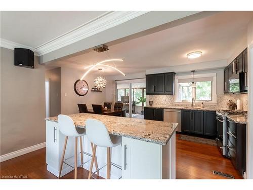 175 Burnside Drive, London, ON - Indoor Photo Showing Kitchen With Upgraded Kitchen