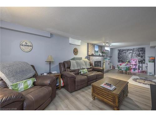 100 Fairchild Crescent, London, ON - Indoor Photo Showing Living Room