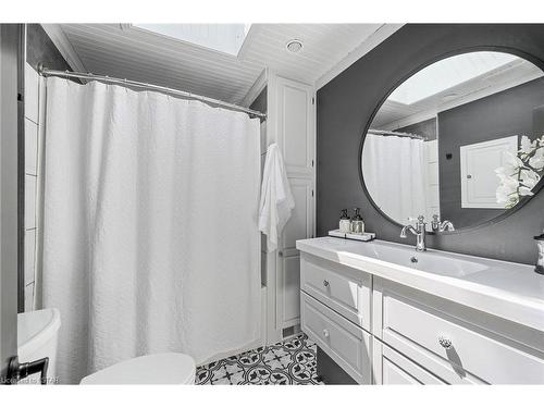 650 Donegal Drive, London, ON - Indoor Photo Showing Bathroom
