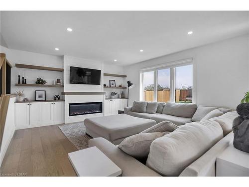 28 Greenbrier Ridge, Dorchester, ON - Indoor Photo Showing Living Room With Fireplace