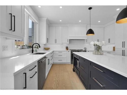 28 Greenbrier Ridge, Dorchester, ON - Indoor Photo Showing Kitchen With Upgraded Kitchen