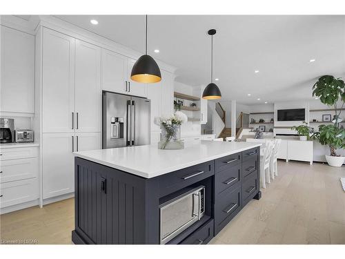 28 Greenbrier Ridge, Dorchester, ON - Indoor Photo Showing Kitchen With Upgraded Kitchen