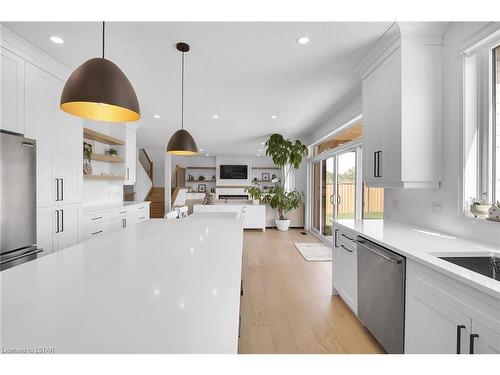 28 Greenbrier Ridge, Dorchester, ON - Indoor Photo Showing Kitchen With Upgraded Kitchen