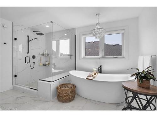 28 Greenbrier Ridge, Dorchester, ON - Indoor Photo Showing Bathroom