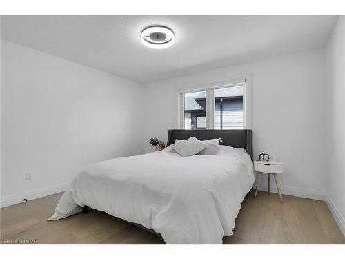 28 Greenbrier Ridge, Dorchester, ON - Indoor Photo Showing Bedroom