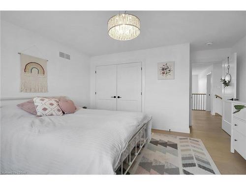 28 Greenbrier Ridge, Dorchester, ON - Indoor Photo Showing Bedroom