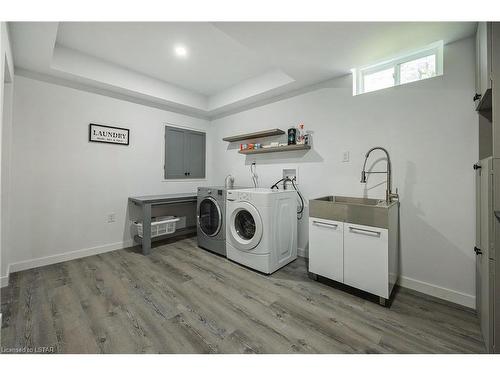 1062 Moy Crescent, London, ON - Indoor Photo Showing Laundry Room