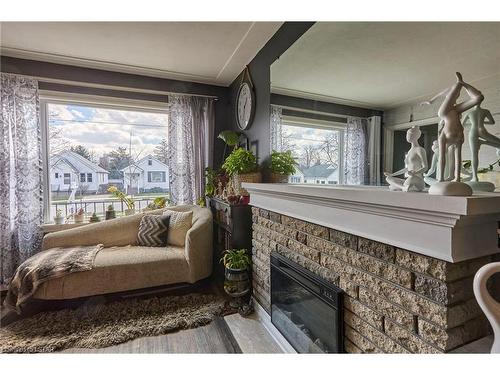26 Highway Avenue, London, ON - Indoor Photo Showing Living Room With Fireplace
