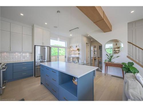 1211 Howlett Circle, London, ON - Indoor Photo Showing Kitchen With Upgraded Kitchen