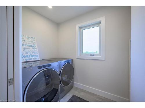 1211 Howlett Circle, London, ON - Indoor Photo Showing Laundry Room