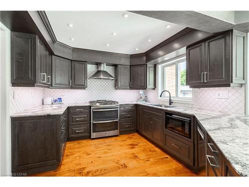 19 Falcon Court, Cambridge, ON - Indoor Photo Showing Kitchen With Upgraded Kitchen