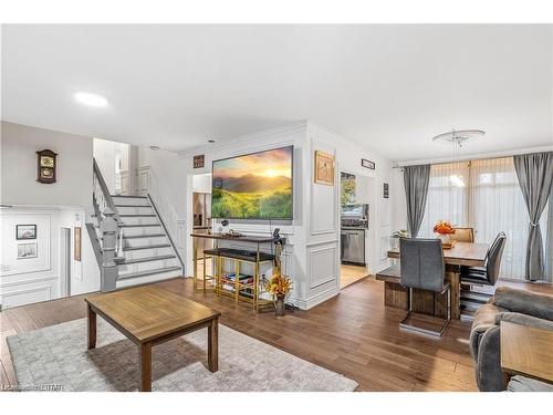 1155 Royal York Road, London, ON - Indoor Photo Showing Living Room