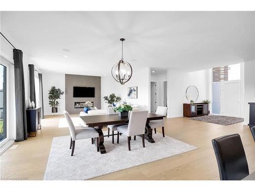 7353 Silver Creek Circle, London, ON - Indoor Photo Showing Kitchen With Upgraded Kitchen