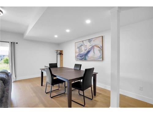 7353 Silver Creek Circle, London, ON - Indoor Photo Showing Living Room