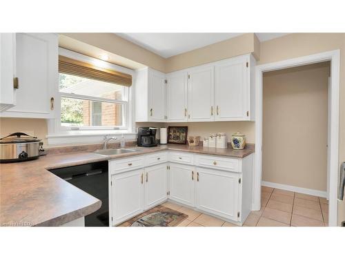1370 Corley Drive, London, ON - Indoor Photo Showing Kitchen