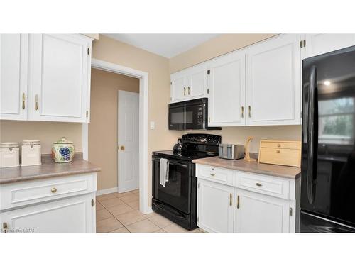 1370 Corley Drive, London, ON - Indoor Photo Showing Kitchen