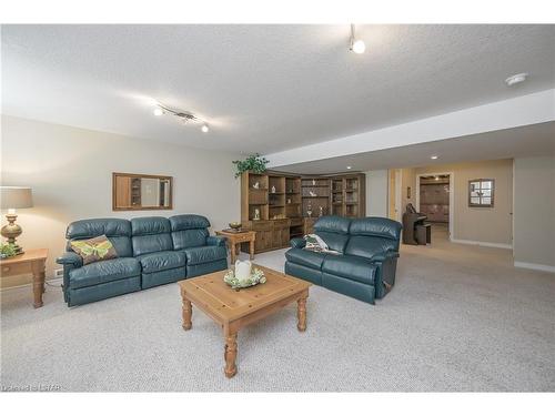 28-2100 Denview Avenue, London, ON - Indoor Photo Showing Living Room
